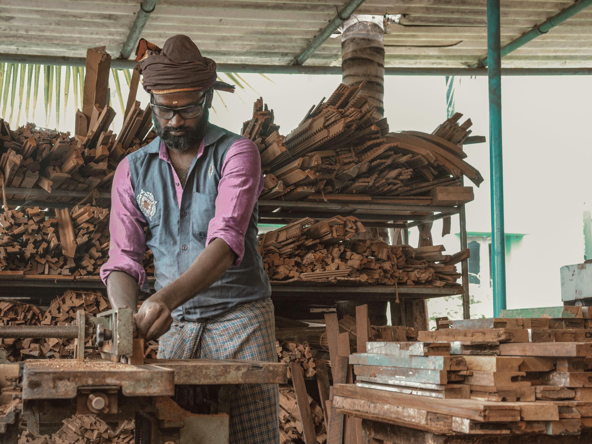 Zimmerer bei der Arbeit an einer Holzwerkbank in einer Werkstatt